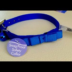 Cute bow cat collar with matching bell.
